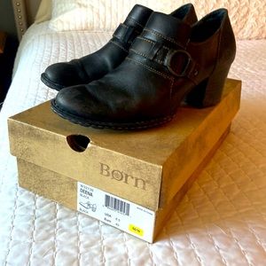 Born black 8.5 Deena bootie, gently worn
